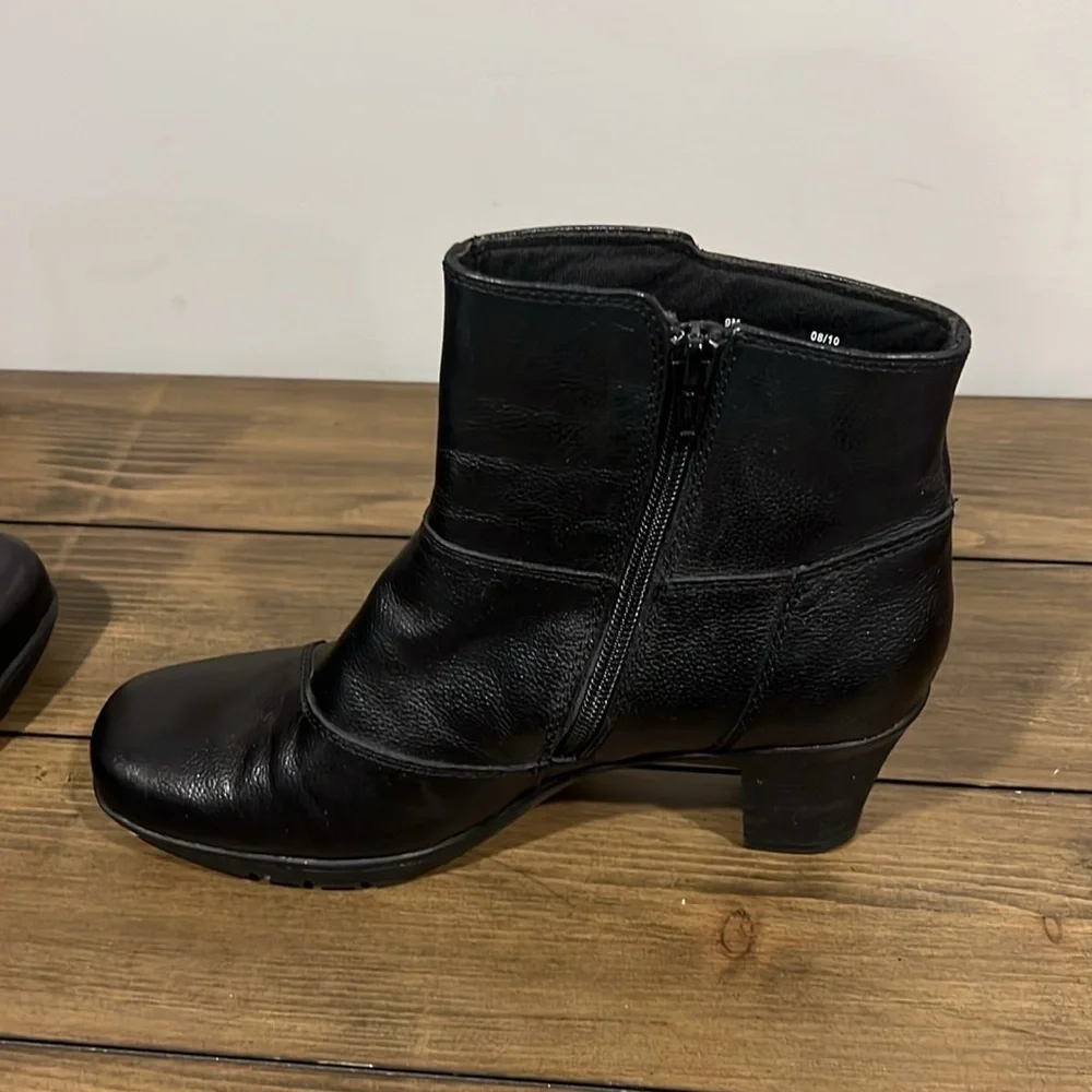 Clark’s black leather 2.5” heeled booties size 9M